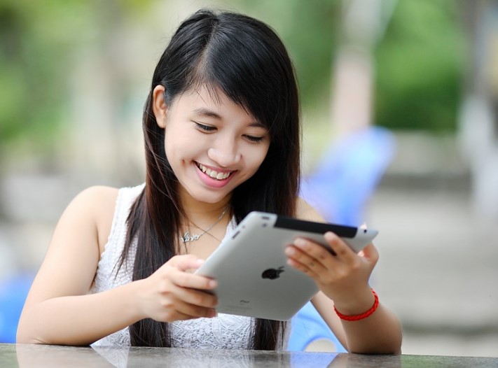 student using ipad for reading