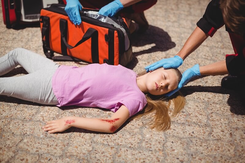 paramedics-examining-injured-girl